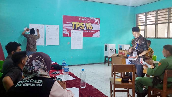 penghitungan-suara-pilkada-2024-di-TPS-16-Kebomas-Gresik.jpg