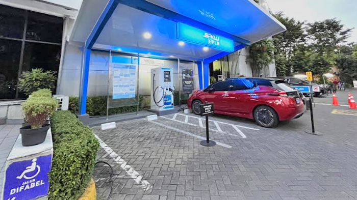 pengisian-bahan-bakar-listrik-di-spklu.jpg