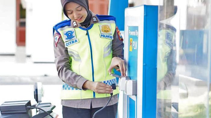 pengisian-daya-motor-listrik-di-Polrestabes-Surabaya.jpg