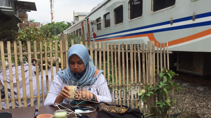 Ingin Rasakan Sensasi Minum Kopi di Samping Rel Kereta Api? Datang Saja ke Kedai Rodjo Kopi