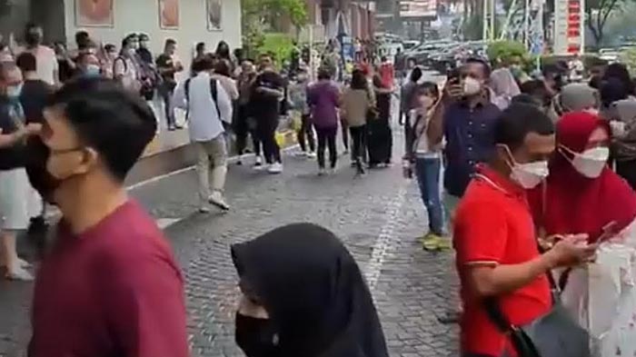 pengunjung-mall-di-surabaya-saat-gempa.jpg