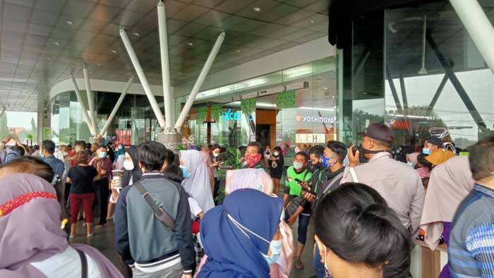 pengunjung-pusat-perbelanjaan-panik-berlarian-keluar-saat-merasakan-guncangan-gempa.jpg