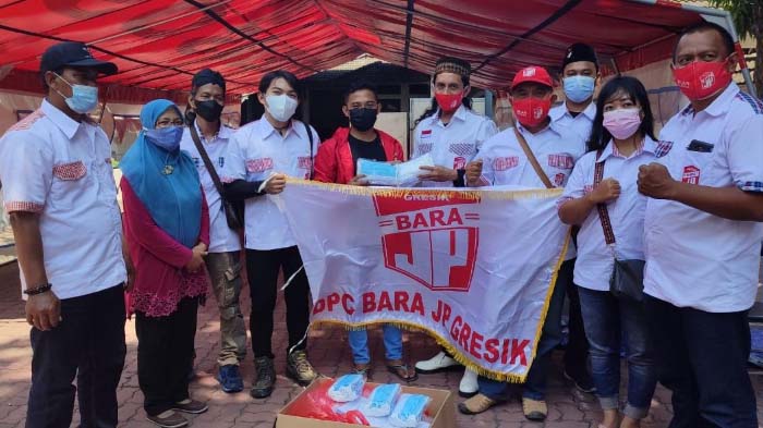 Relawan Jokowi di Gresik Bantu Ribuan Masker dan Ratusan Face Shield untuk Nakes