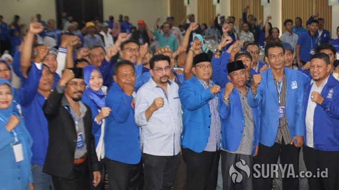 pengurus-dpw-pan-jatim-dan-dpd-pan-surabaya-bersama-machfud-arifin.jpg