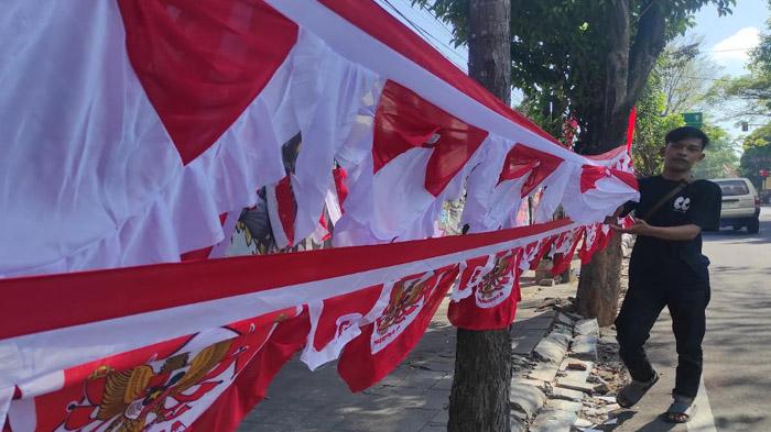 Raup Berkah HUT Kemerdekaan RI, Para Penjual Pernik Agustusan Mulai Berkibar di Kota Blitar