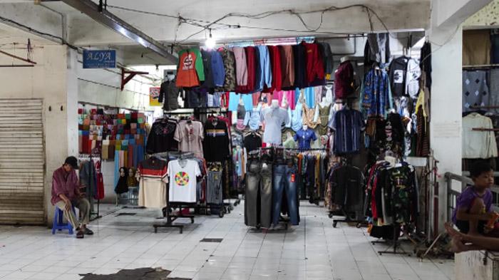 Bersaing Dengan Toko Online dan Koperasi Sekolah, Penjualan Seragam di Pasar Gresik Merosot Tajam