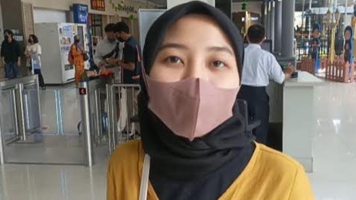 Mudik Lebih Awal Karena 2 Tahun Tidak Pulkam, Penumpang KA di Stasiun Gubeng Surabaya: Seneng Banget