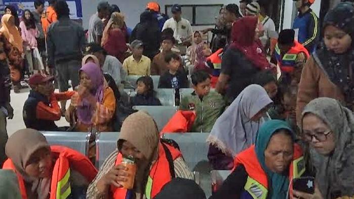 penumpang-KLM-Fajar-Lorena-Safari-yang-selamat.jpg