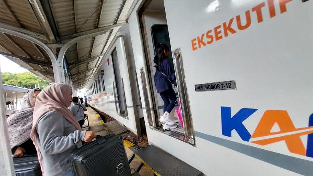 penumpang-naik-ke-kereta-api-dari-Stasiun-Banyuwangi-Kota.jpg