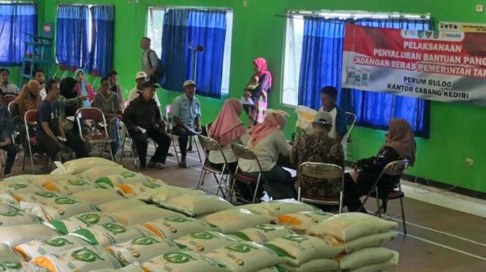 penyaluran-beras-Bulog-kepada-keluarga-penerima-manfaat.jpg