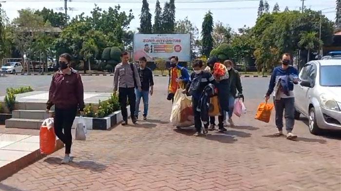 6 Pengunjung yang Sebabkan Kebakaran Kawasan Bromo Sudah Tiba di Polres Probolinggo