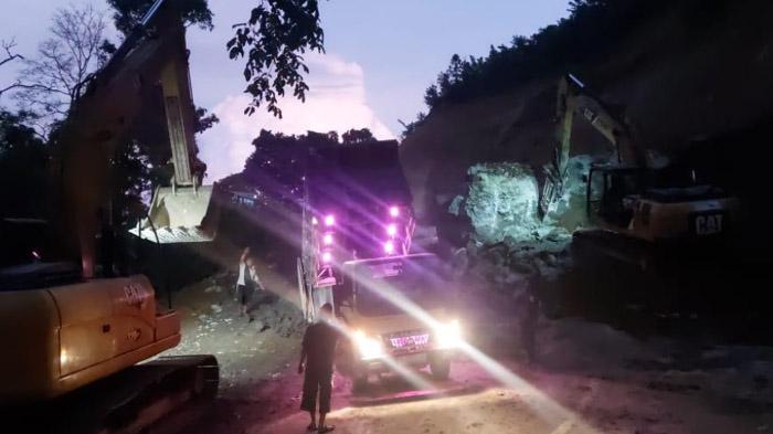 Waspada Melintasi Jalur Piket Nol Lumajang, Bebatuan Raksasa Longsor Akibat Struktur Tanah Labil