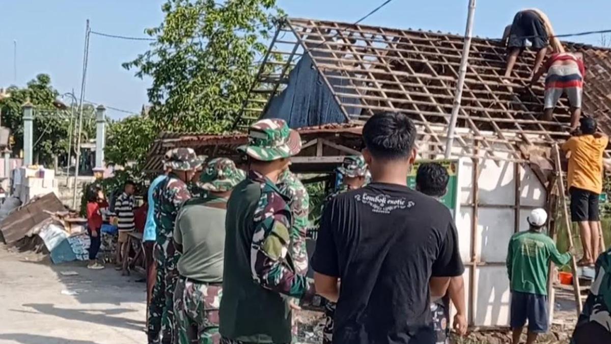 Koramil Karangbinangun Kodim 0812  Bedah RTLH di Tiga Desa Lamongan