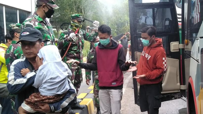 Pamekasan Jadi Zona Merah Covid-19, TNI dan Polri Semprotkan Disinfektan di Pintu Jembatan Suramadu