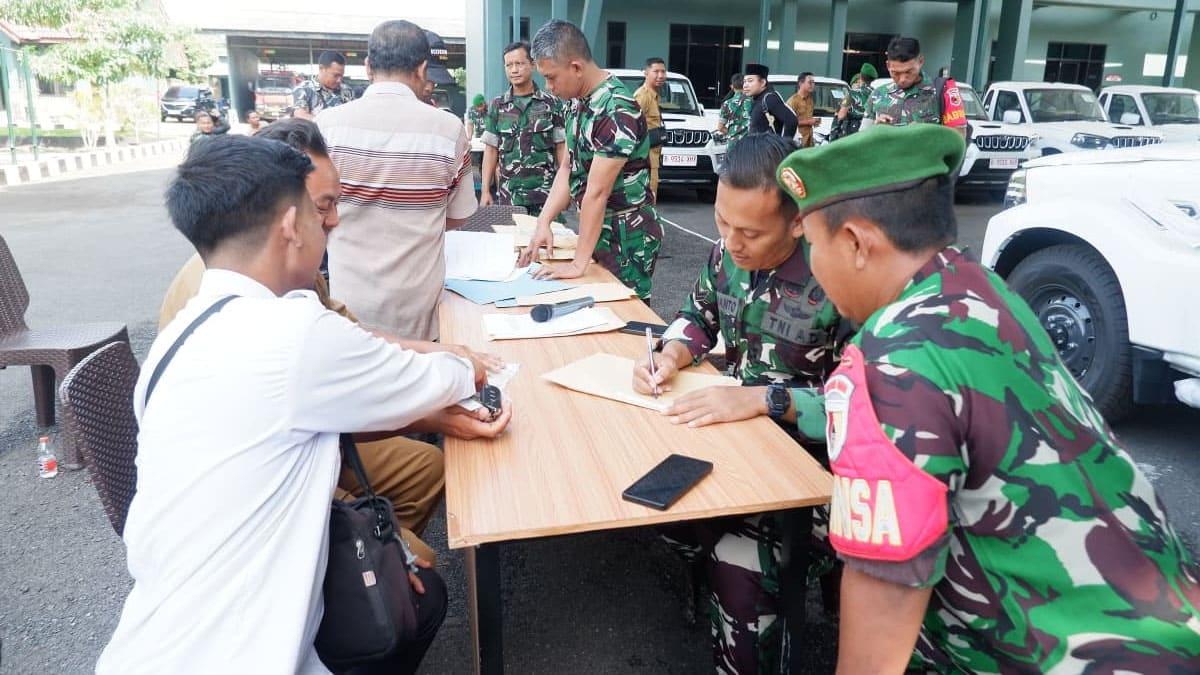 penyerahan-pick-up-4x4-asal-India-kepada-55-KDKMP-di-Tuban-Jatim.jpg