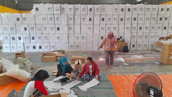 penyimpanan-surat-suara-Pemilu-2024-di-Gudang-Bulog-Sumbersuko.jpg