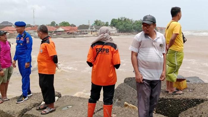Perahu Terbalik Setelah Panen Tangkapan, 2 Nelayan Pamekasan Hilang Ditelan Ombak