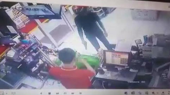 VIDEO VIRAL Aksi Perampok Todongkan Pistol ke Pegawai Minimarket di Duduksampeyan Gresik
