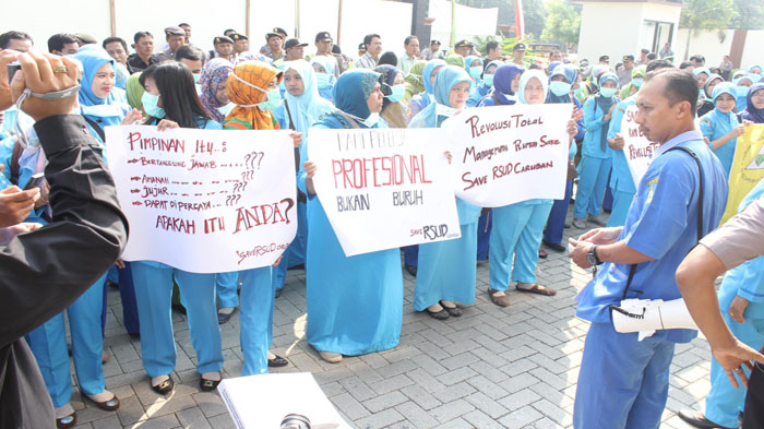 Ratusan Perawat RSUD Caruban Geruduk Kejari dan Kantor Dewan