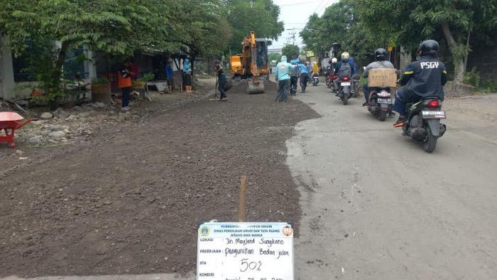 Tim URC PUTR Gresik Kerja Keras, Perbaiki Jalanan Rusak Akibat Sering Diguyur Hujan