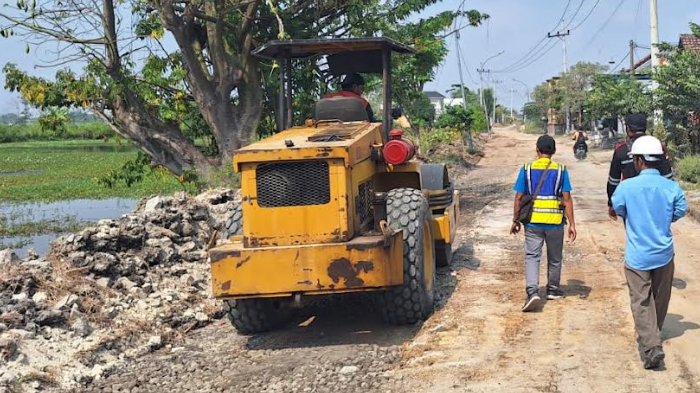 perbaikan-jalan-rusak-di-benjeng-gresik-terus-dikebut.jpg