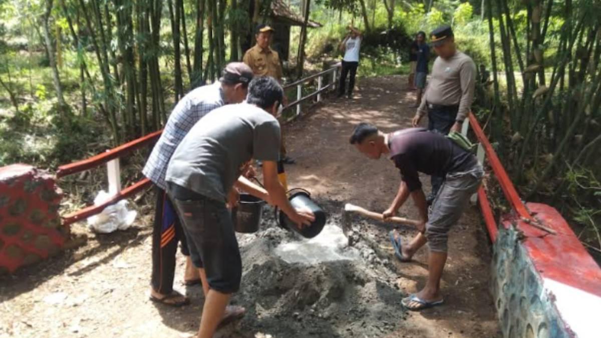 Perbaiki 7 Jembatan di Kabupaten Bondowoso, Kapolres : Bantu Akses Masyarakat