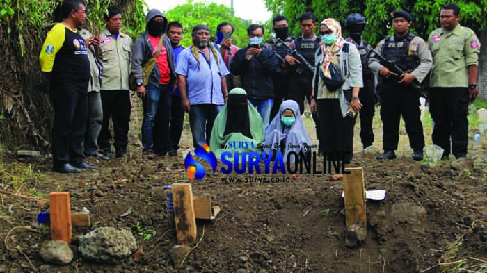 Perempuan Bercadar Bersimpuh di Makam Usai Pemakaman 4 Terduga Teroris di Sidoarjo