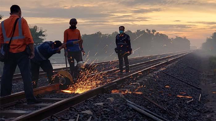 Jelang Masa Angkutan Lebaran 2022, KAI Daop 7 Madiun Lakukan Pergantian dan Perawatan Rel