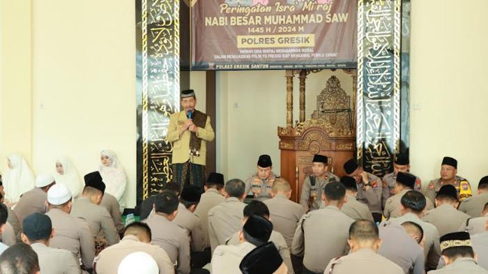 Polres Gresik Peringati Isra' Mi'raj Nabi Muhammad SAW 1445 H di Masjid Al Aziz Polres Gresik