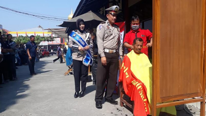 Polres Blitar Gratiskan Pengurusan SIM. Masih Dapat Bonus Potong Rambut Gratis Pula