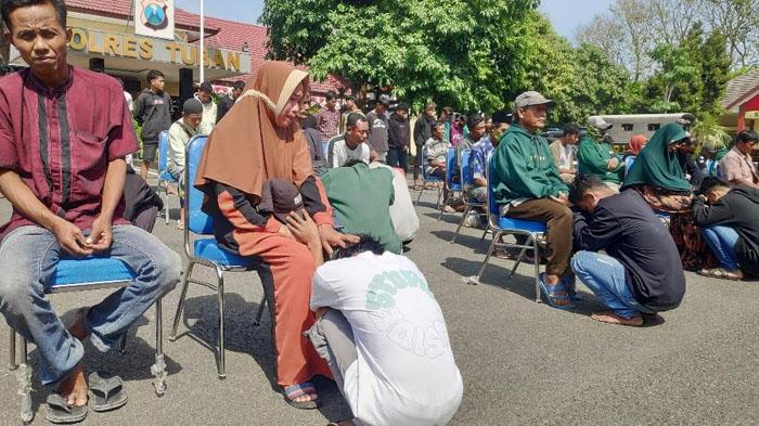 Para Pesilat yang Diamankan Polisi di Mapolres Tuban Menangis Bersimpuh Saat Dijemput Emaknya