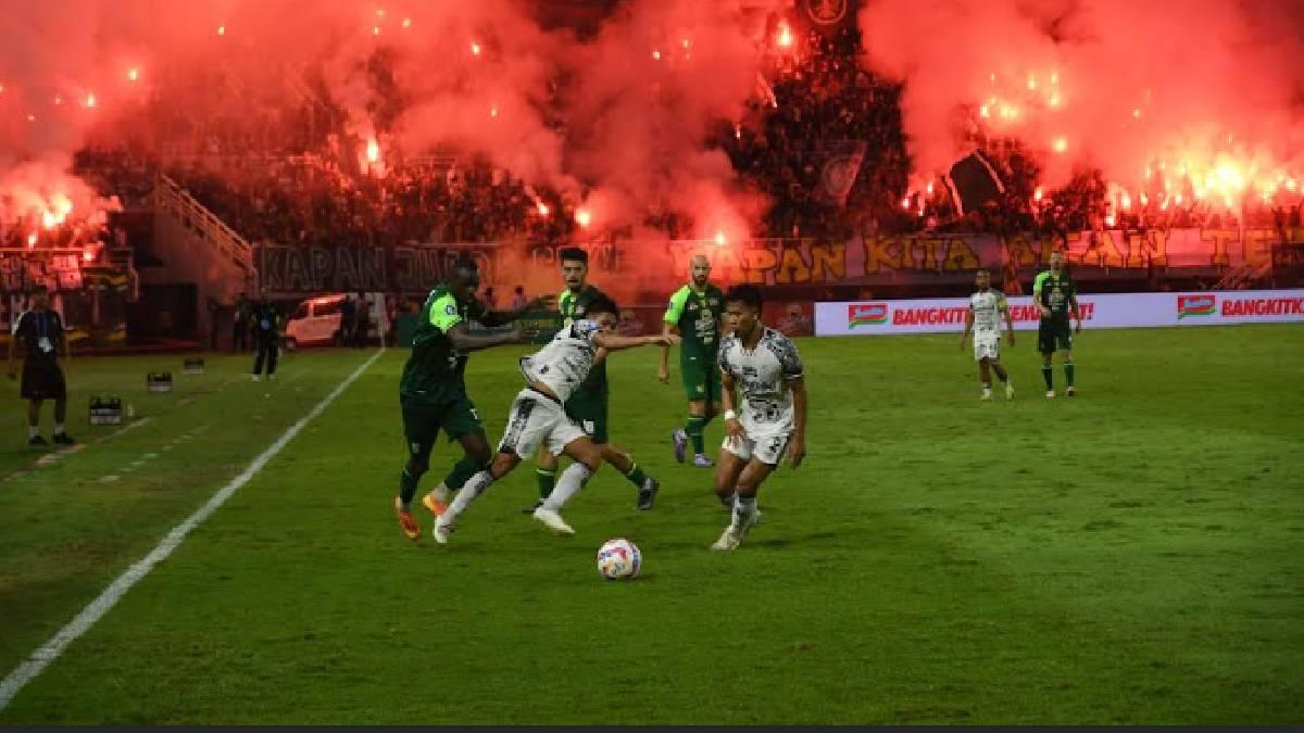 pesta-flare-di-penghujung-pertandingan-itu-berakhir-1-3-untuk-Bali-United.jpg