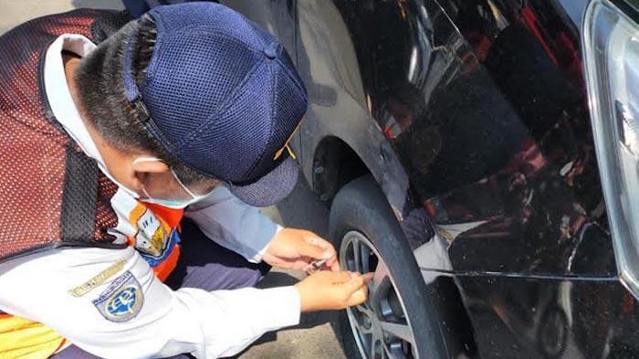 Razia Parkir Liar di Gresik, Parkir Sembarangan Ban Mobil Digembosi Hingga Sidak Penerapan E-Parkir