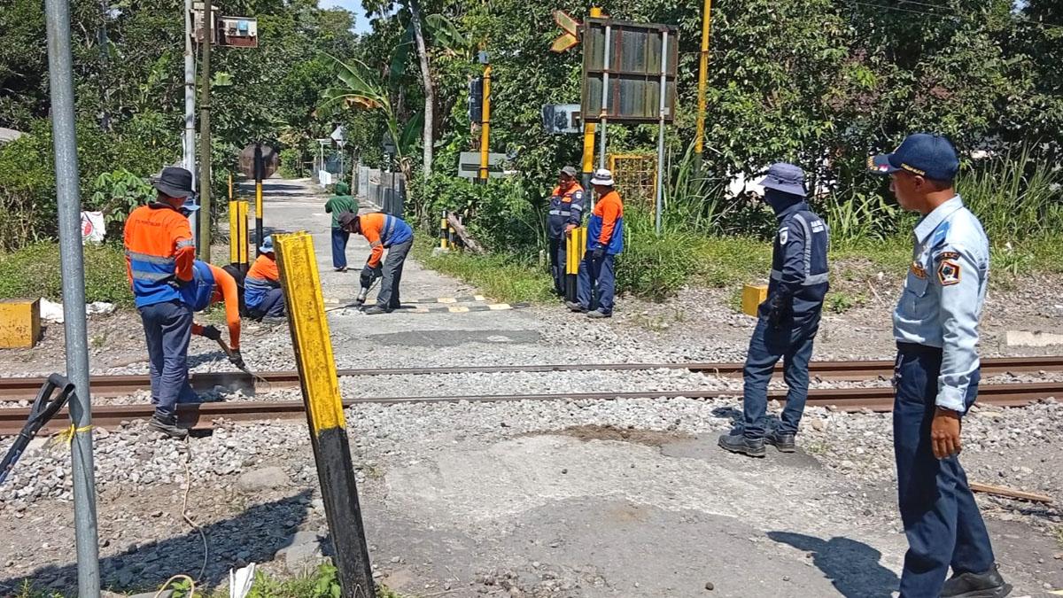 KAI Daop 7 Normalisasi 2 Perlintasan di Talun Blitar: Kendaraan Besar Dibatasi