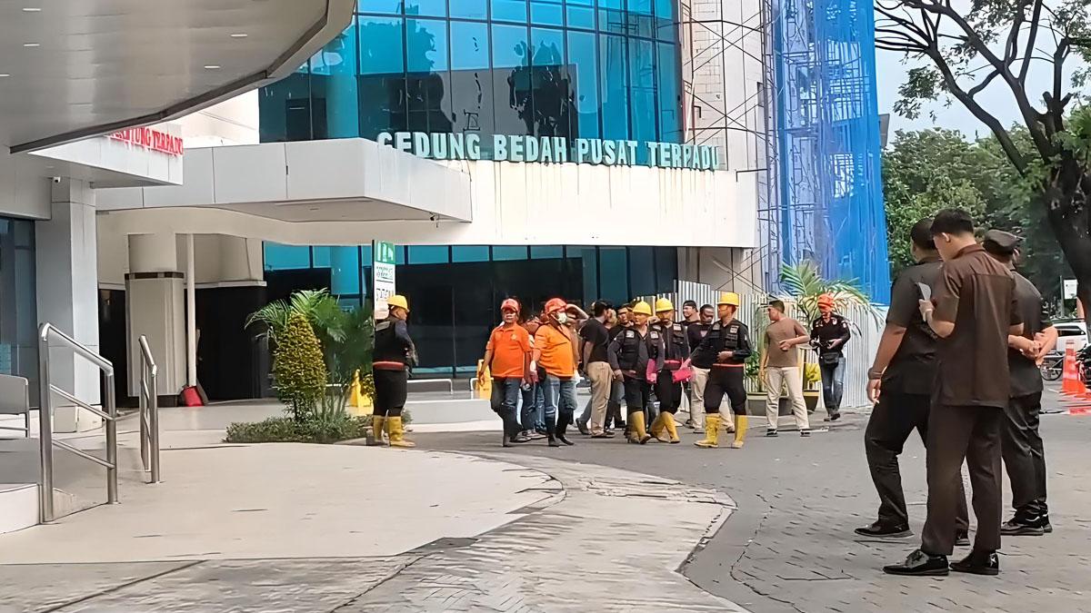 petugas-gabungan-di-depan-Gedung-PPJT-RSUD-dr-Soetomo-Surabaya.jpg