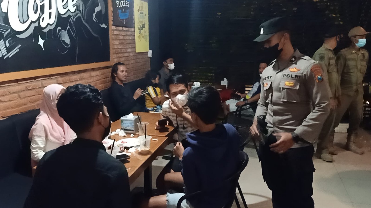 Petugas Gabungan Sidak Prokes di Sejumlah Cafe Pamekasan, Sejumlah Pemuda Tak Pakai Masker