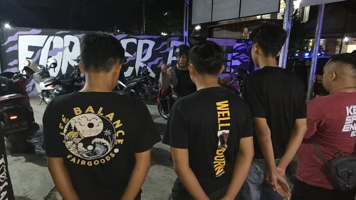 petugas-melakukan-pemeriksaan-anak-anak-muda.jpg