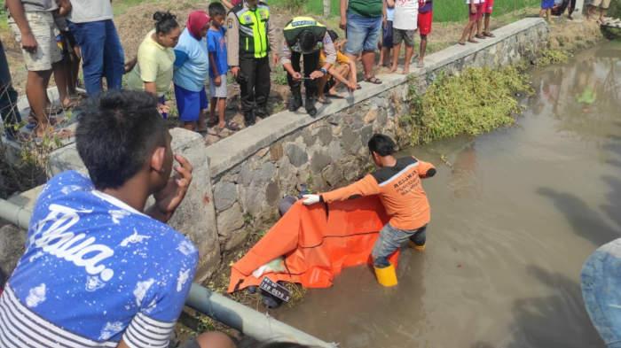 petugas-mengevakuasi-jenazah-korban-tersambar-kereta-api-di-Mojokerto.jpg