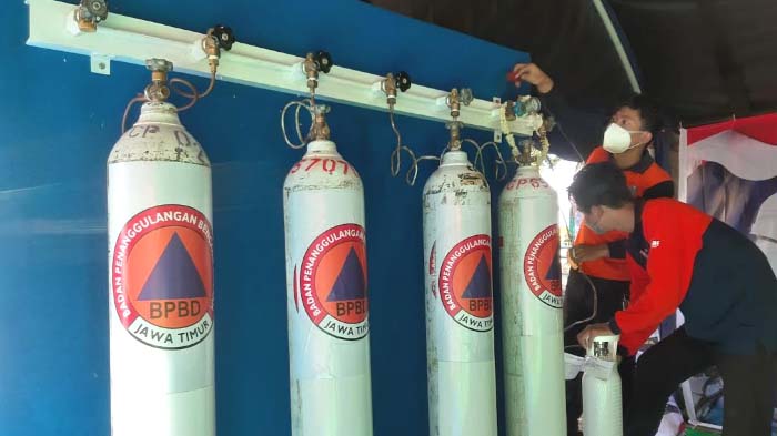 petugas-mengisi-ulang-tabung-oksigen-di-gera-samsat-gresik.jpg
