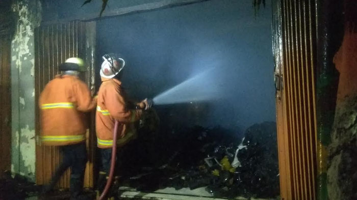 Kebakaran Toko Bahan Sepatu di Mojokerto Diduga akibat Korsleting Listrik, Api Padam 4 Setelahnya