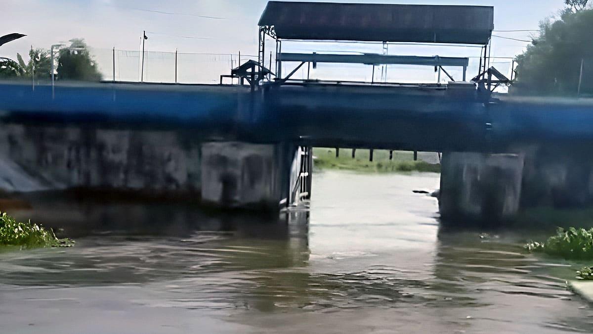 pintu-Sluis-Kuro-dibuka-untuk-mengurangi-banjir-Bengawan-Jero-di-Lamongan-Jatim.jpg