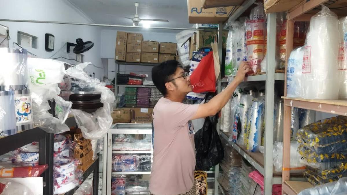 plastik-Harga-yang-naik-hingga-70-persen-membuat-pedagang-kemasan-plastik.jpg