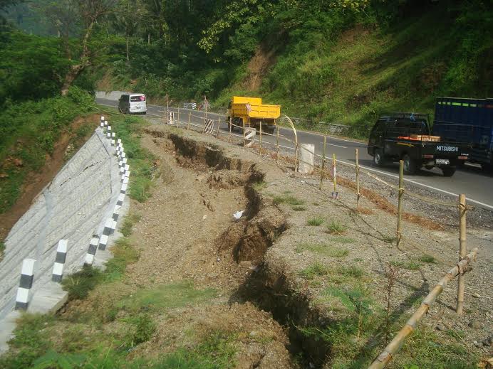 Plengsengan  Jalan Ponorogo - Trenggalek Ambrol Lagi
