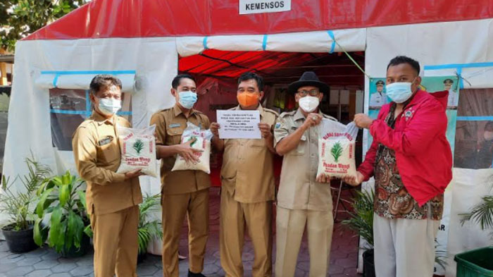 Gotong Royong, Camat Gresik Bersama Lurah dan Kades Salurkan 1 Ton Beras untuk Warga Terdampak Covid
