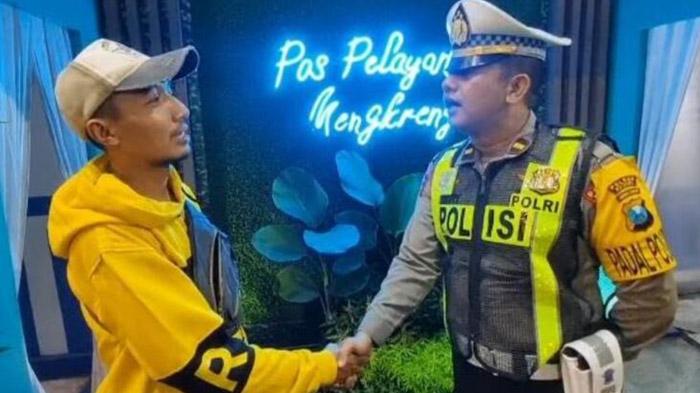 polisi-Kediri-bantu-pemudik.jpg