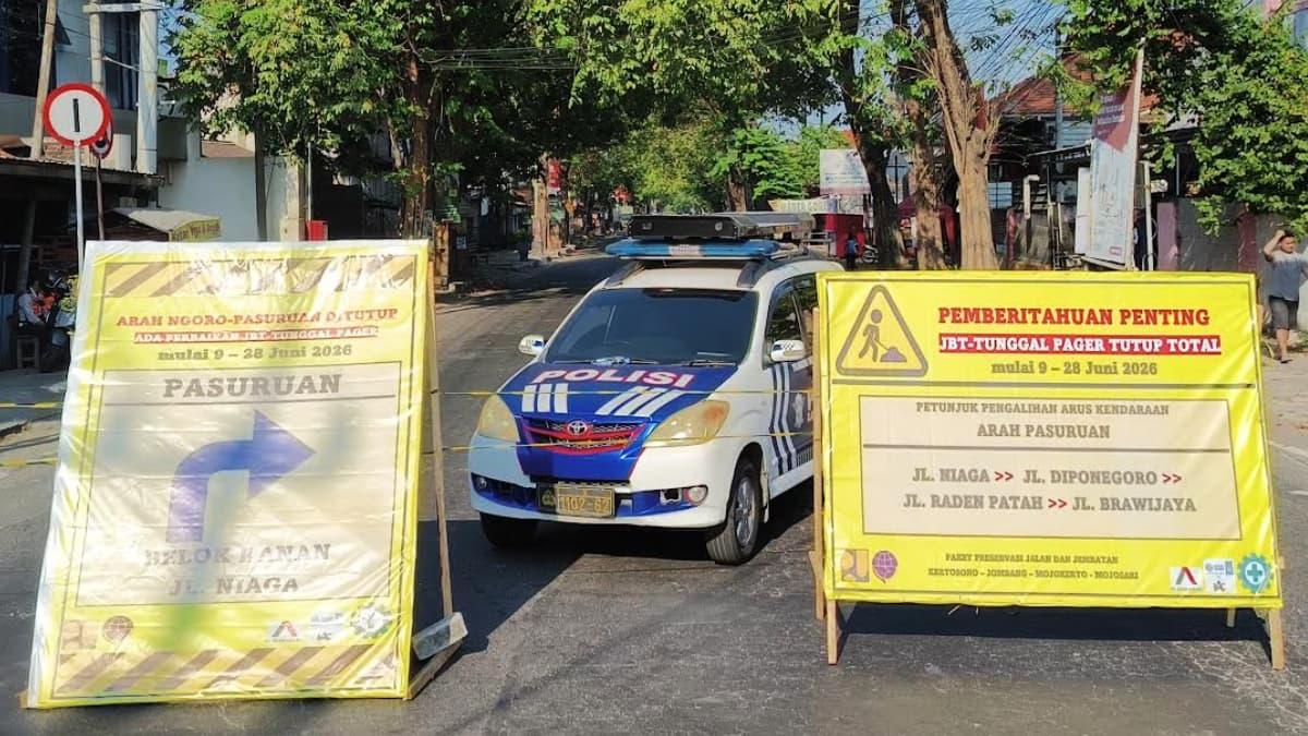 polisi-antisipasi-kemacetan-lalu-lintas-di-Mojosari-Mojokerto-Jatim.jpg