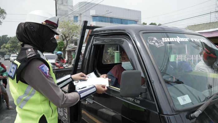 Meski Kasus Covid-19 di Gresik Terus Menurun, Polisi Masih Gencar Bagikan Masker dan Hand Sanitizer