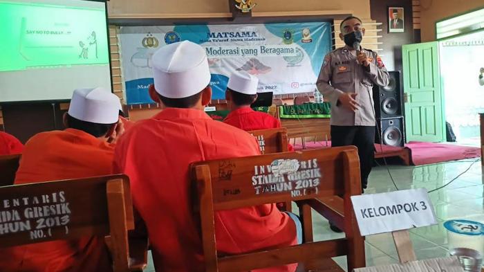 polisi-di-Gresik-sosialisasi-anti-bullying-di-sekolah.jpg