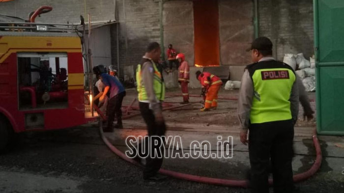 Pabrik Eggtray di Blitar Terbakar, Enam Mobil Pemadam Kebakaran Dikerahkan