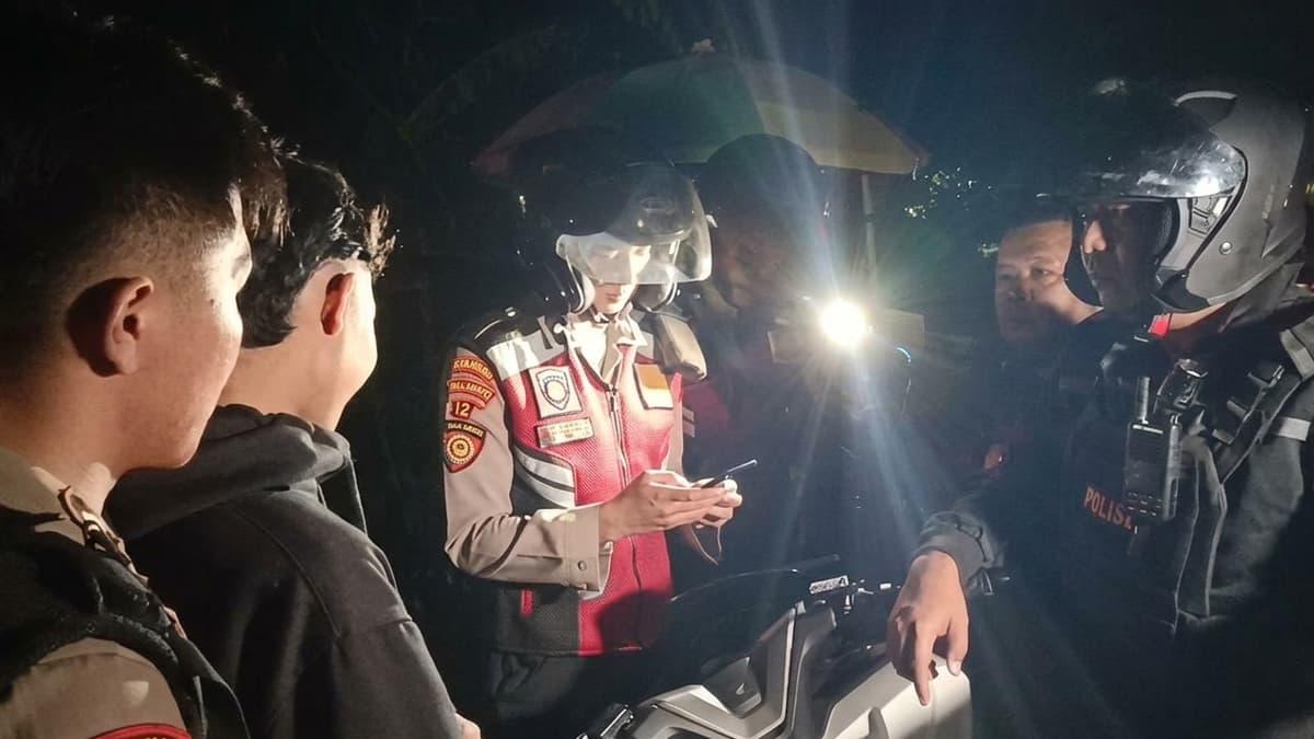 polisi-patroli-malam-di-jalur-rawan-begal-di-Lumajang-Jatim.jpg